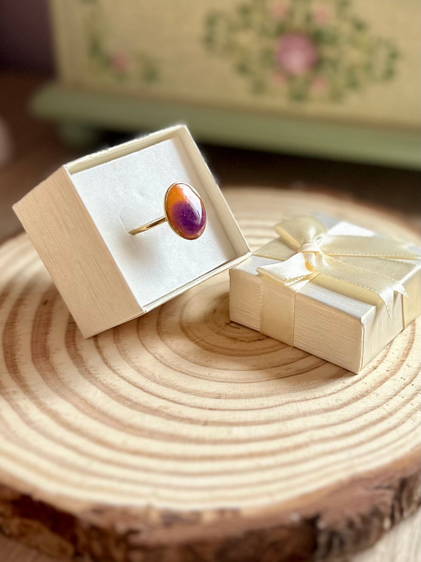 Anillo naranja y morado en dorado