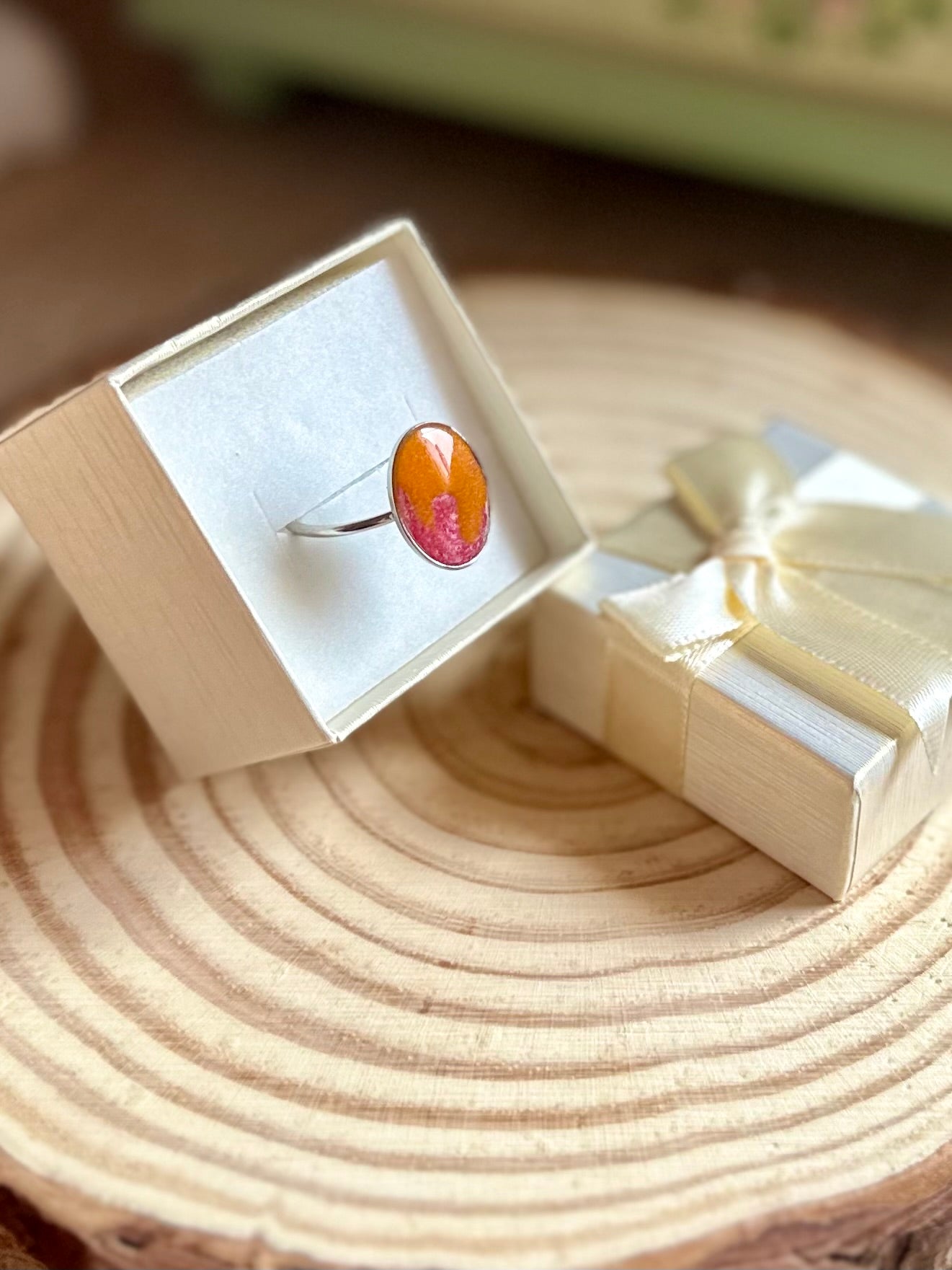 Anillo naranja y rosa en plateado