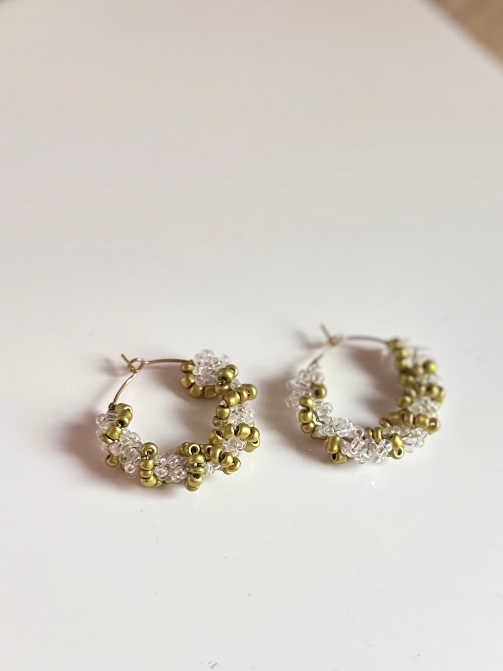 Aros dorados de abalorios
