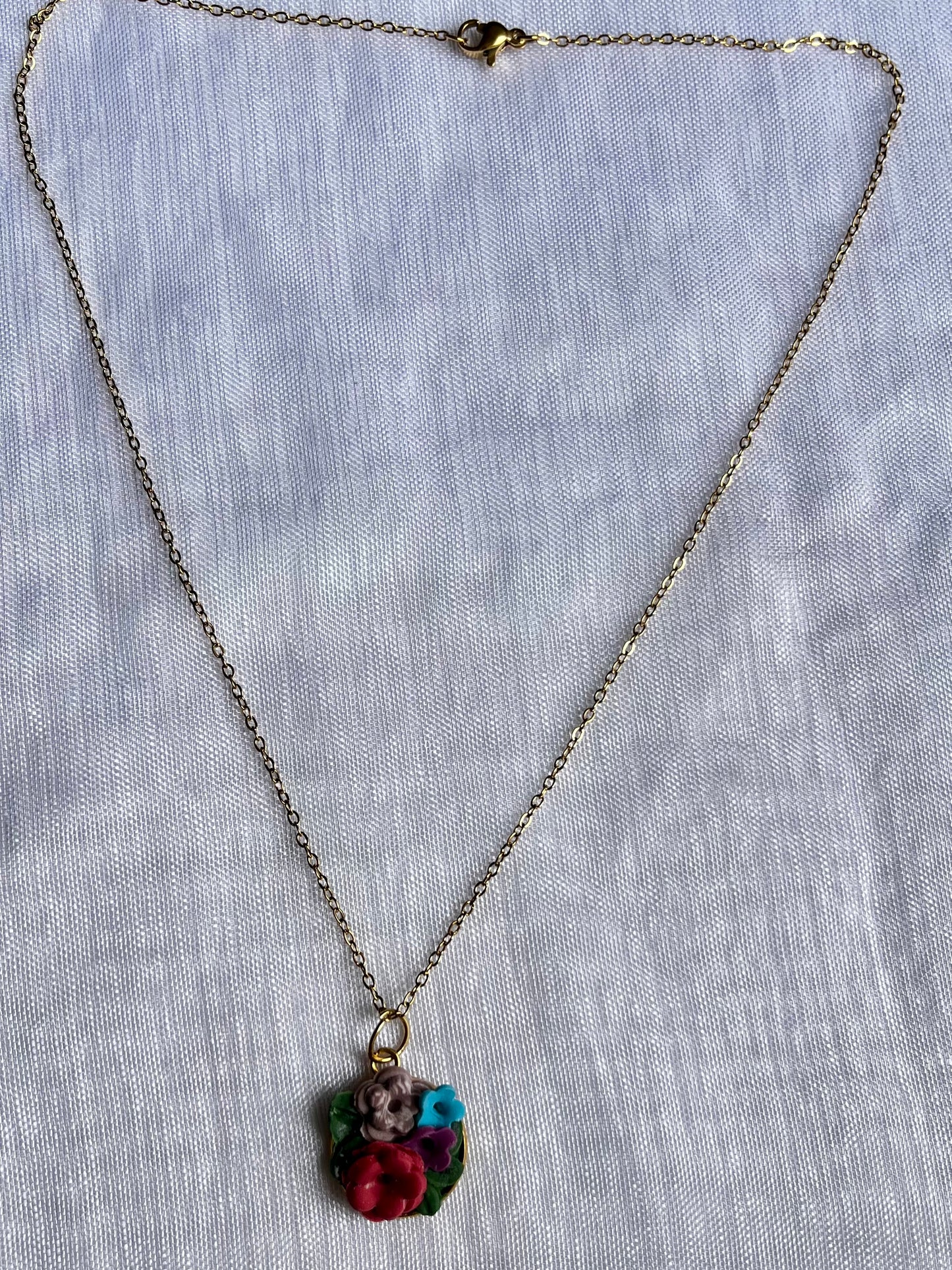 Collar con flores de arcilla polimerica y cadena dorada