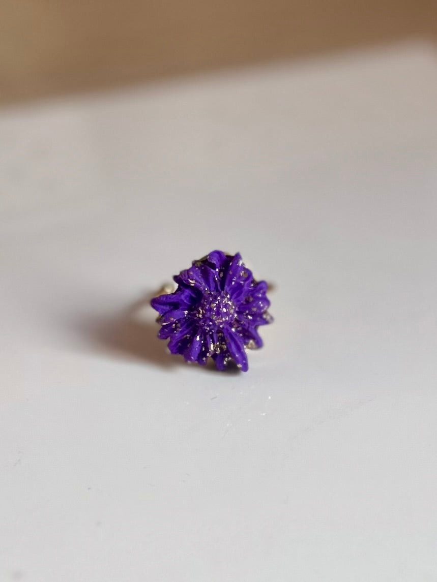 Anillo de flor violeta de arcilla polimerica