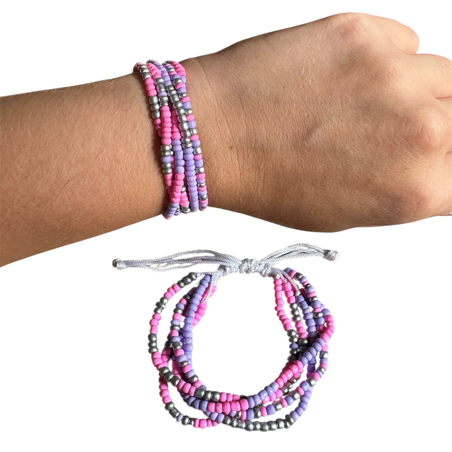 Pulsera con abalorios de colores y nudo corredizo.