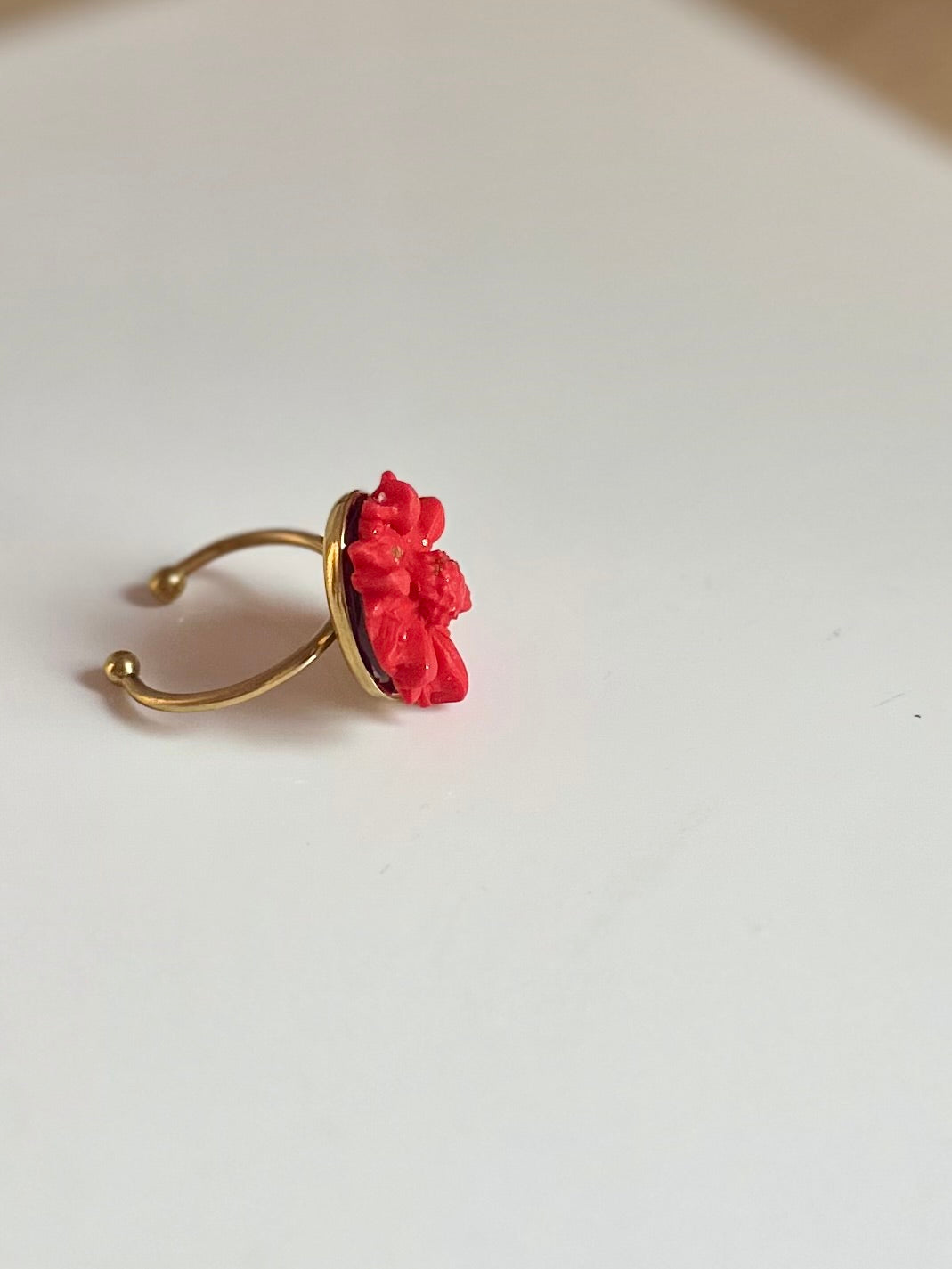 Anillo de flor roja de arcilla polimerica