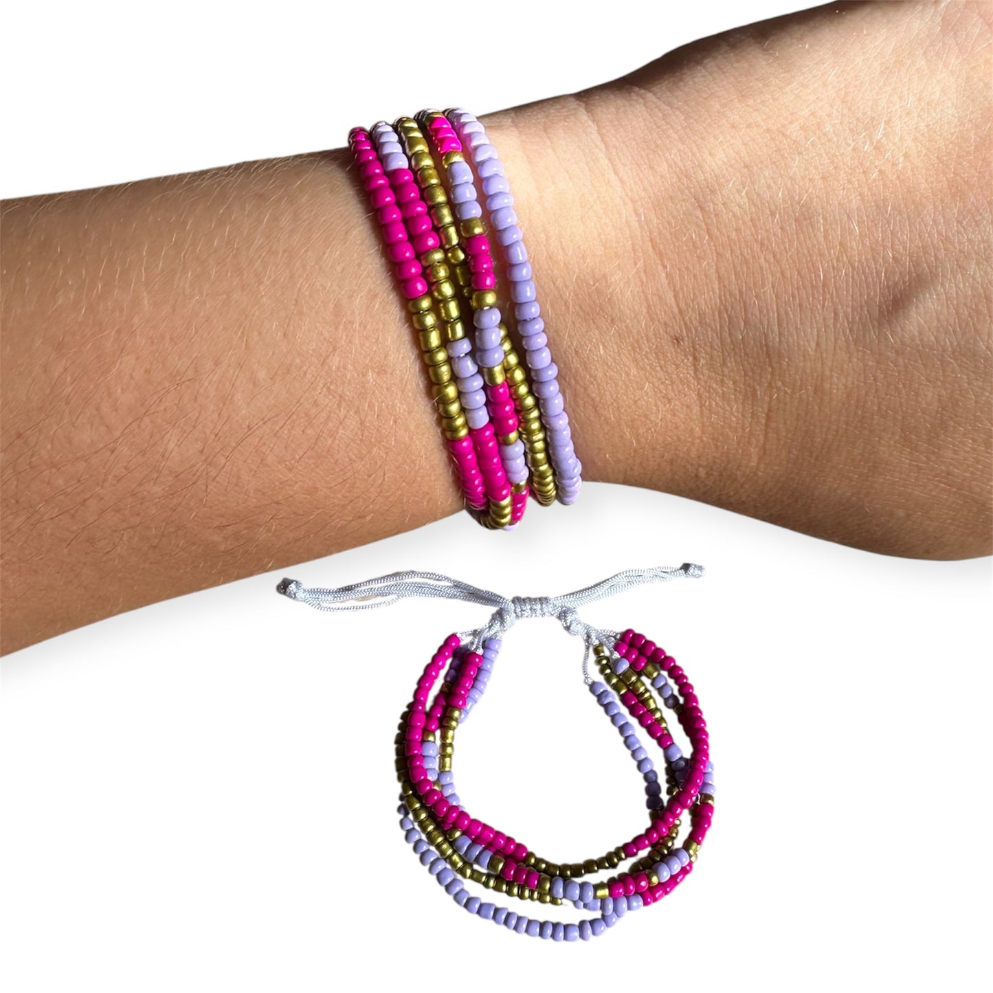 Pulsera con abalorios de colores y nudo corredizo.