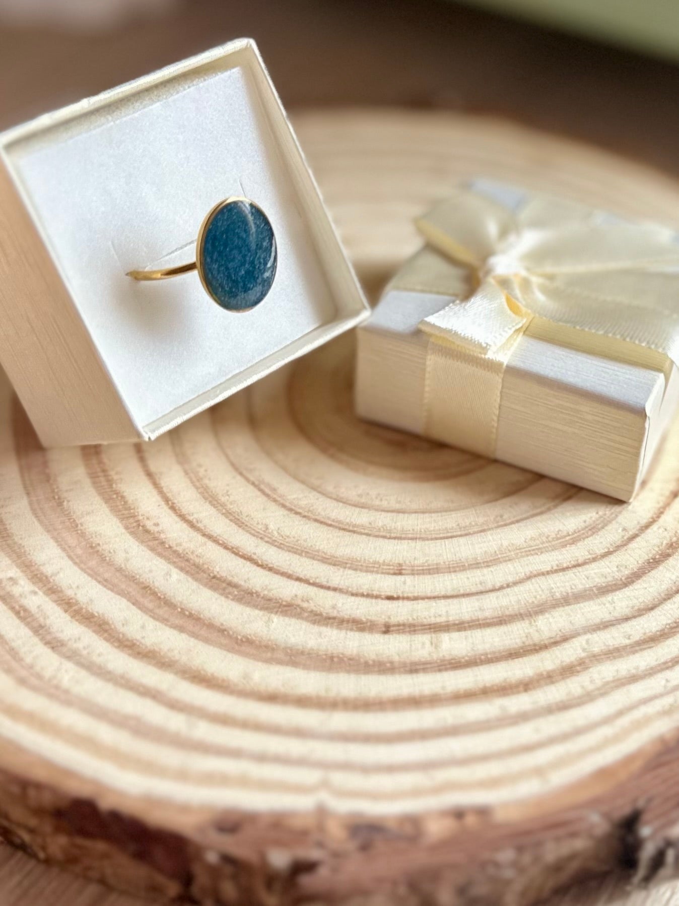 Anillo azul oscuro en dorado