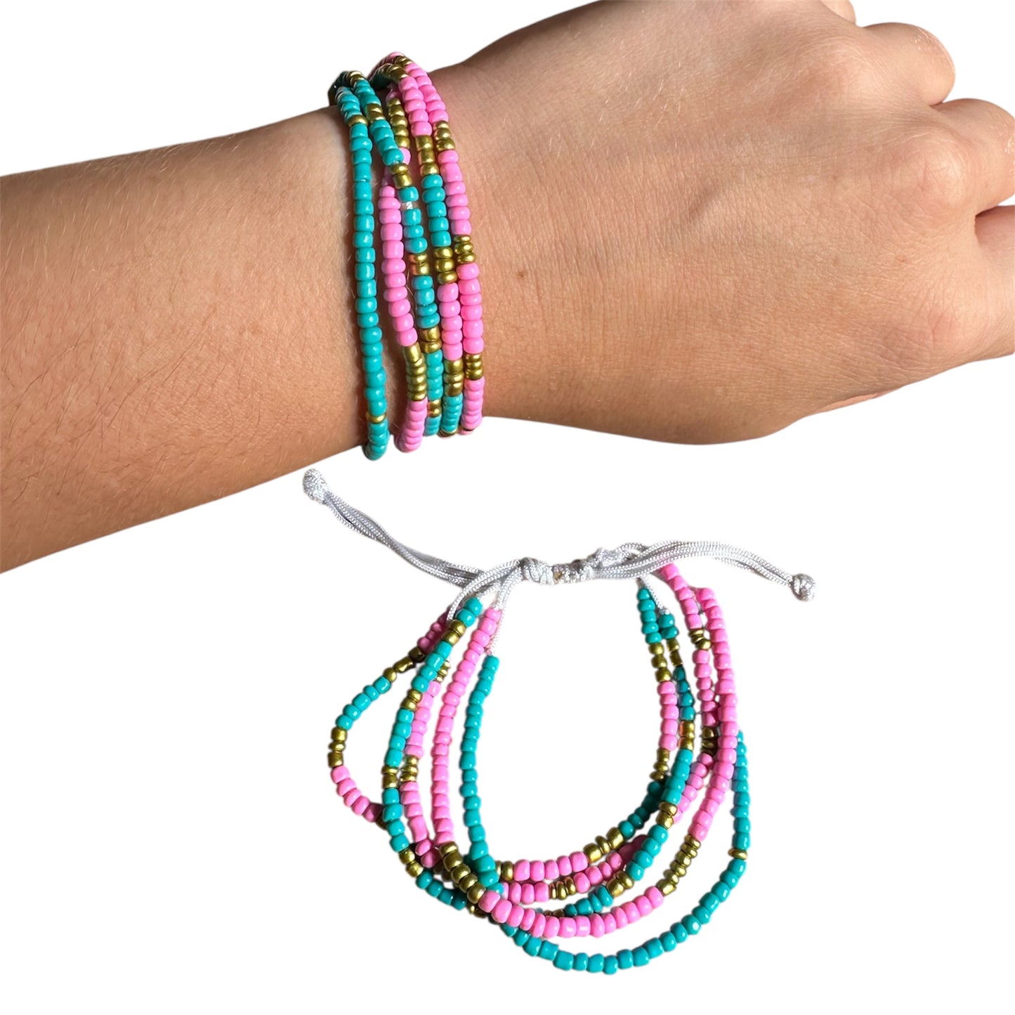 Pulsera con abalorios de colores y nudo corredizo.