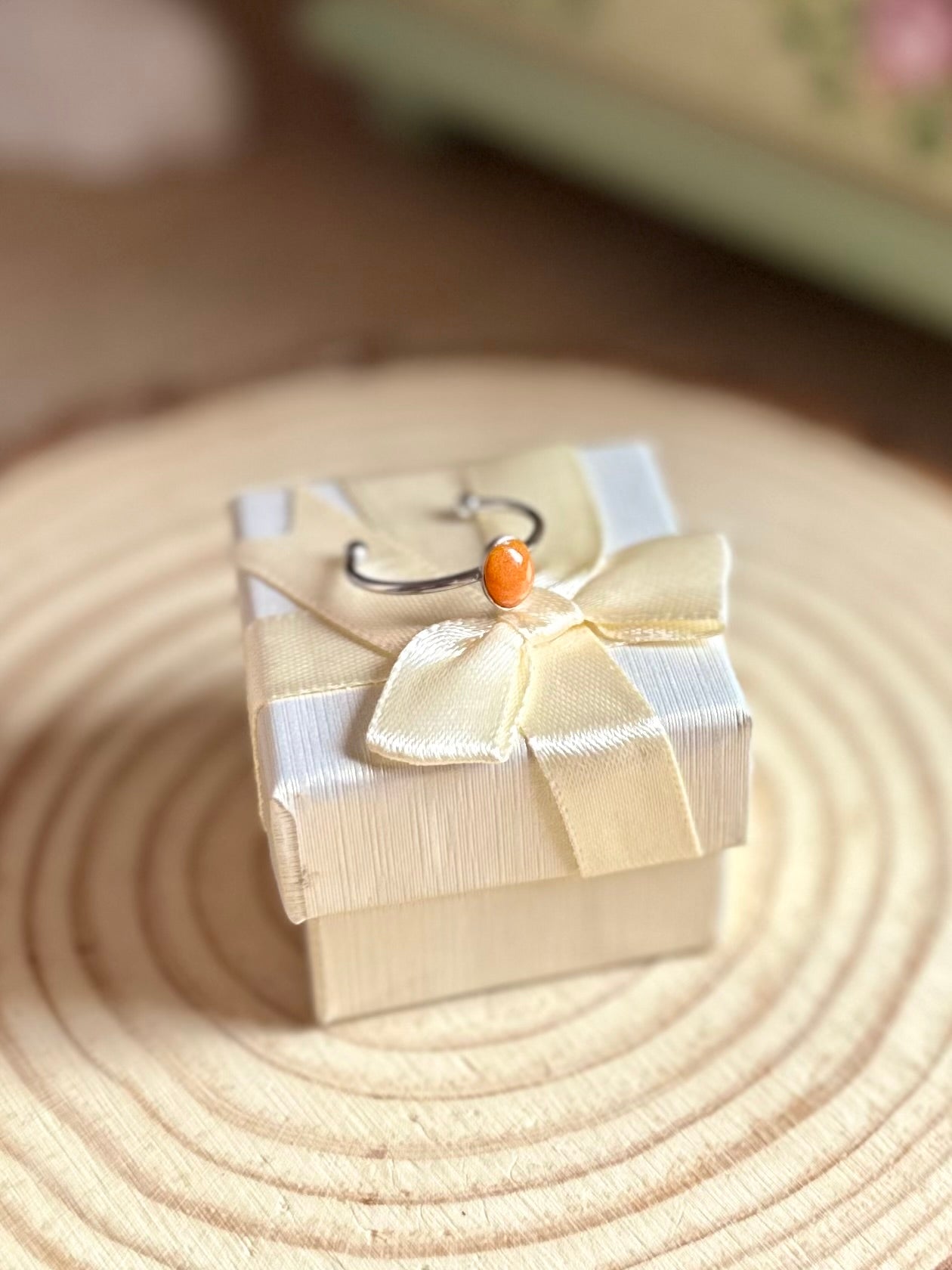 Anillo pequeño naranja en plateado