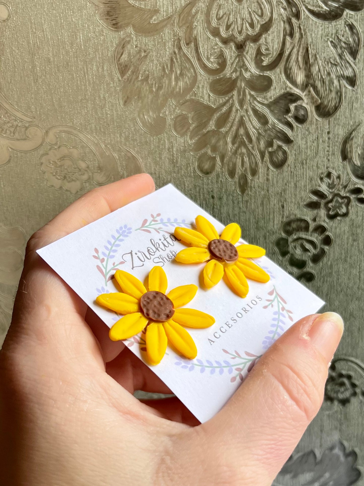Pendientes de flores de girasol de arcilla polimerica.
