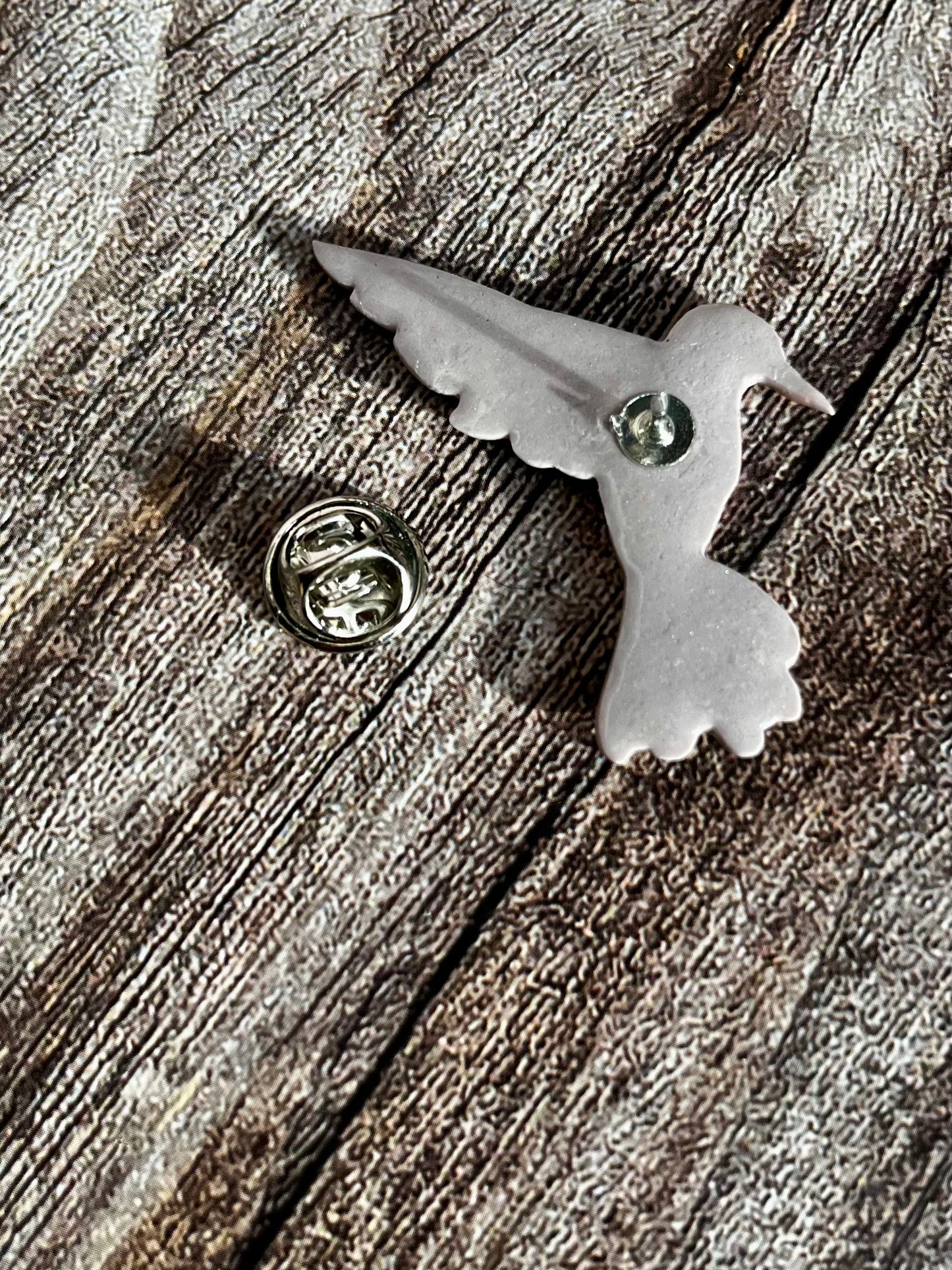 Pin de gorrión de colores de arcilla polimerica de la colección mundo mágico