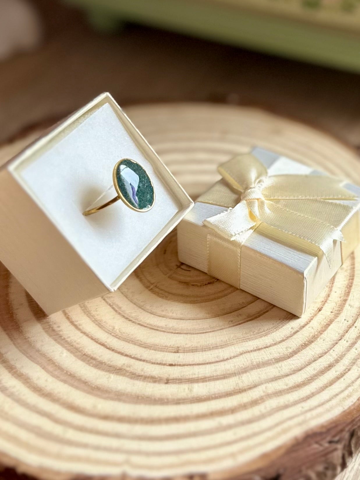Anillo verde en dorado