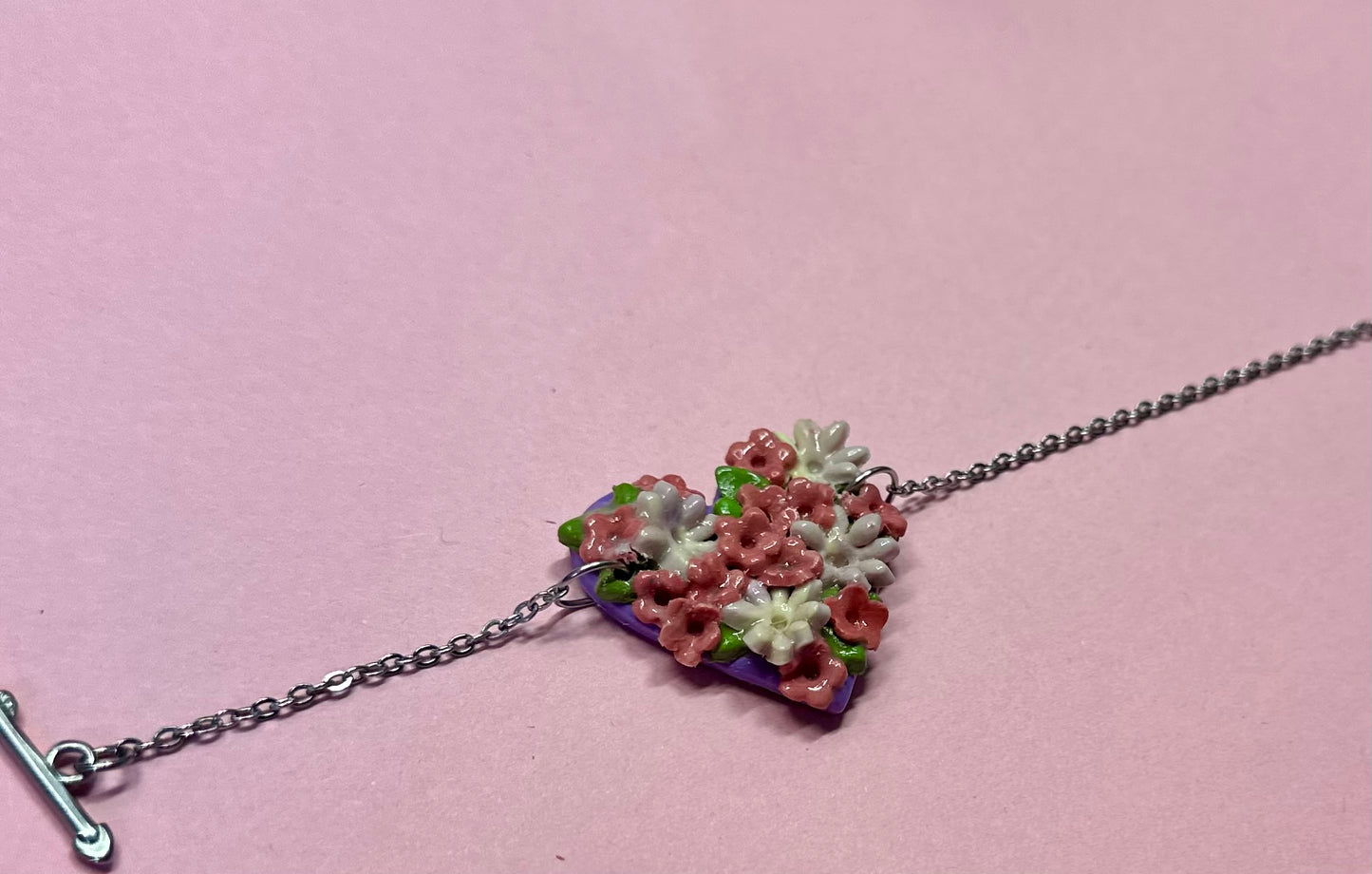 Pulsera “CORAZON DE AMOR” con cadena plateada