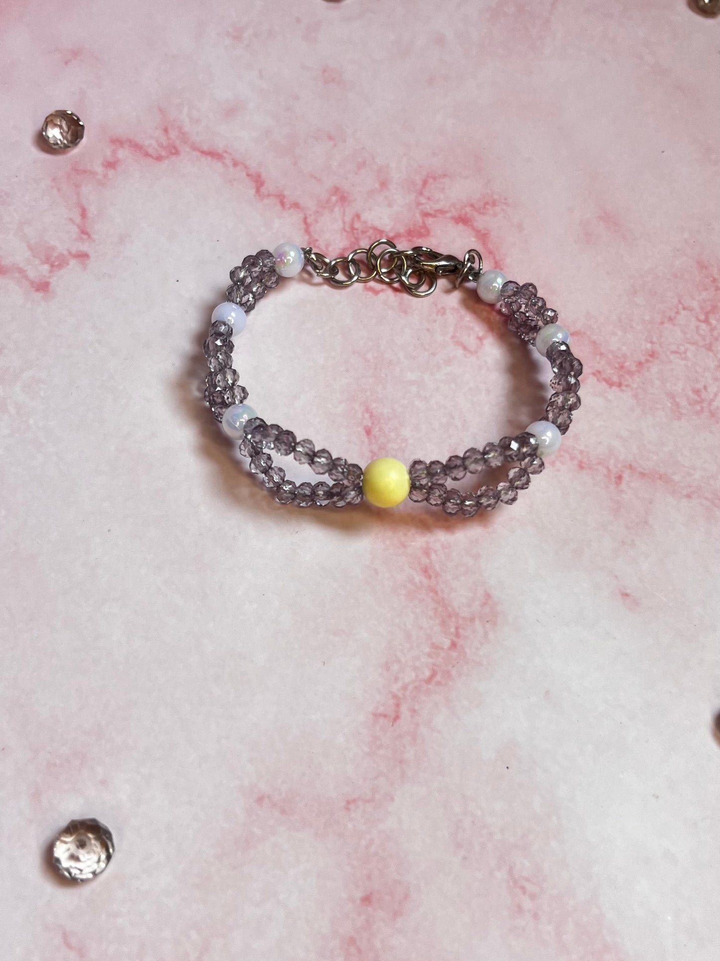 Pulsera con piedras transparentes, perlas amarillas y blancas, accesorios y cadena plateada.s