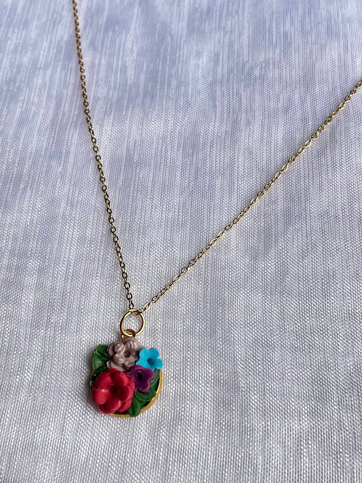 Collar con flores de arcilla polimerica y cadena dorada