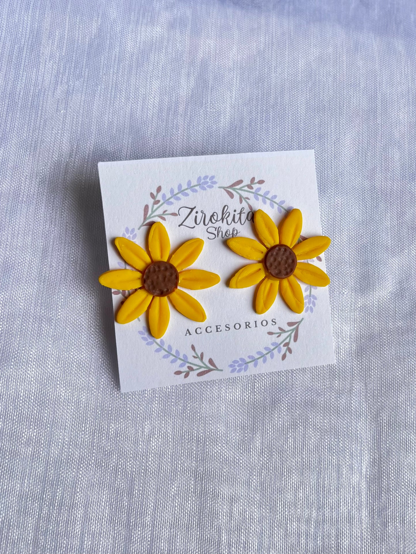 Pendientes de flores de girasol de arcilla polimerica.