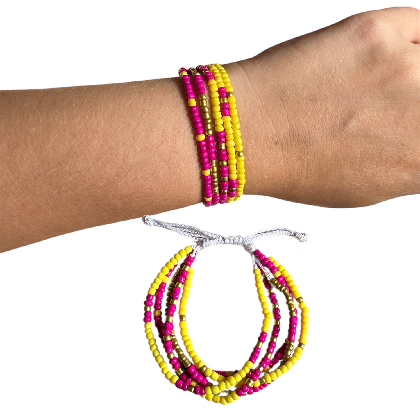 Pulsera con abalorios de colores y nudo corredizo.