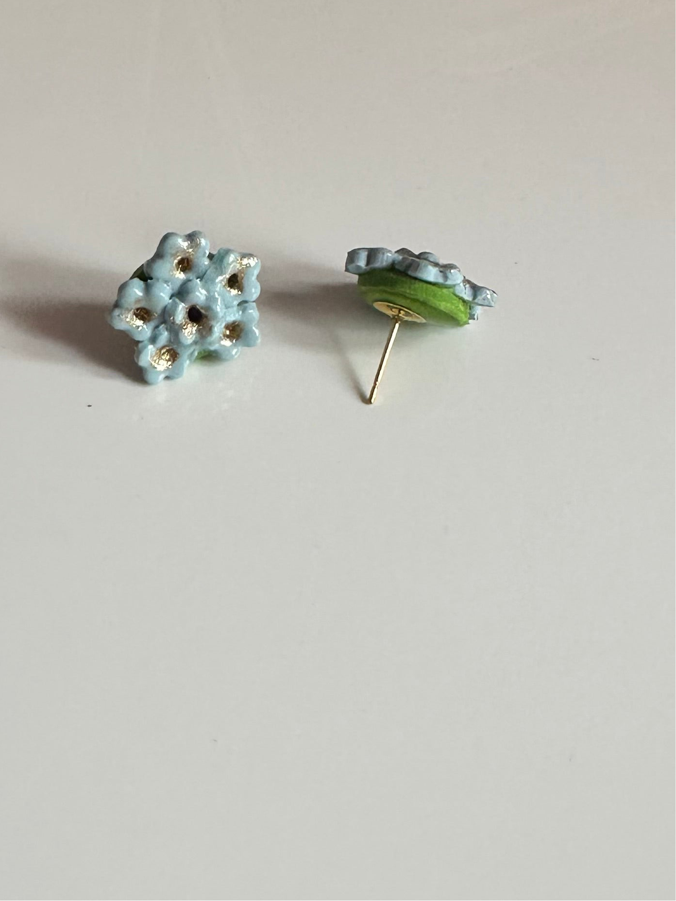 Pendientes de flores del mundo en azul y dorado.