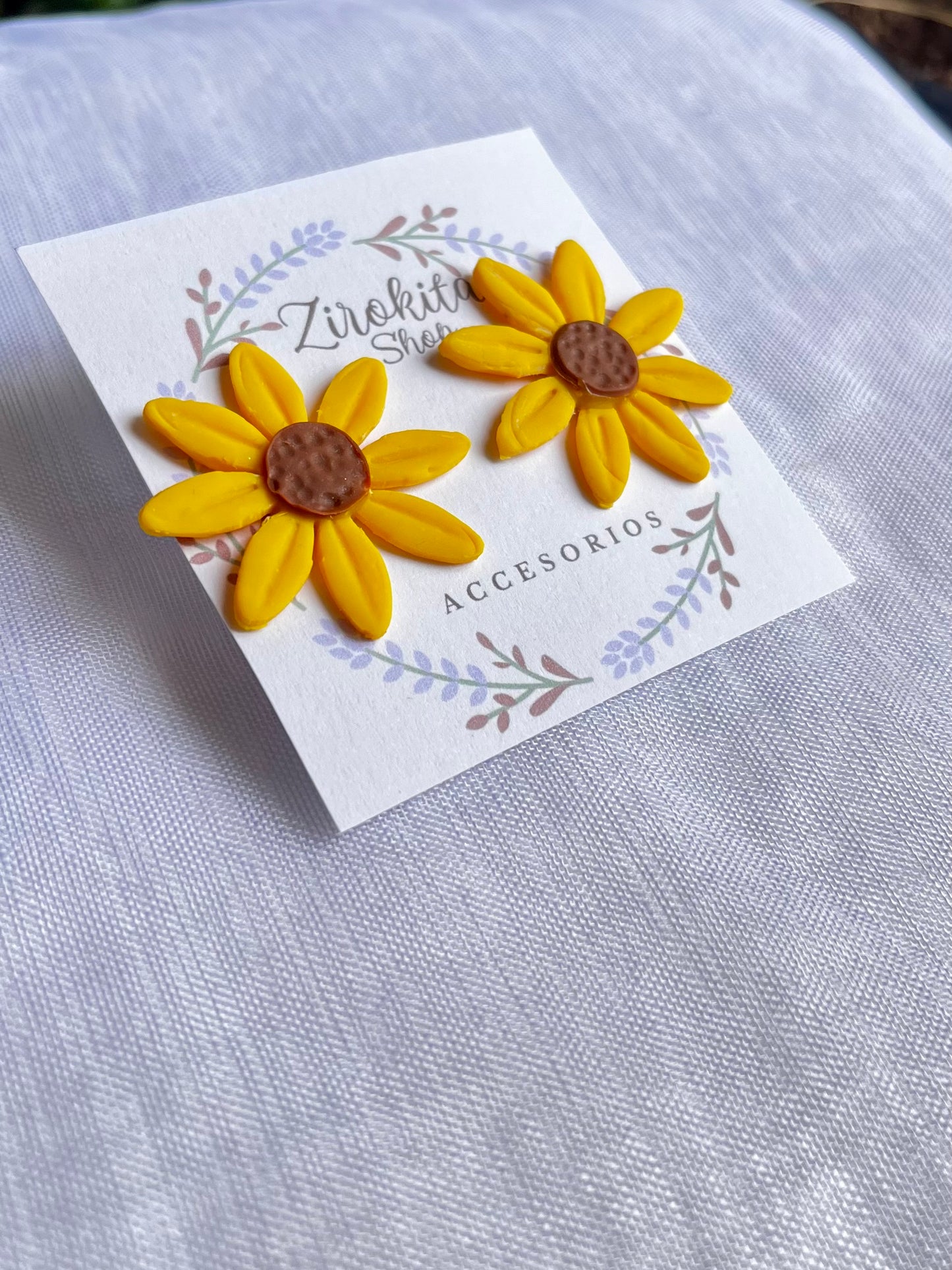 Pendientes de flores de girasol de arcilla polimerica.