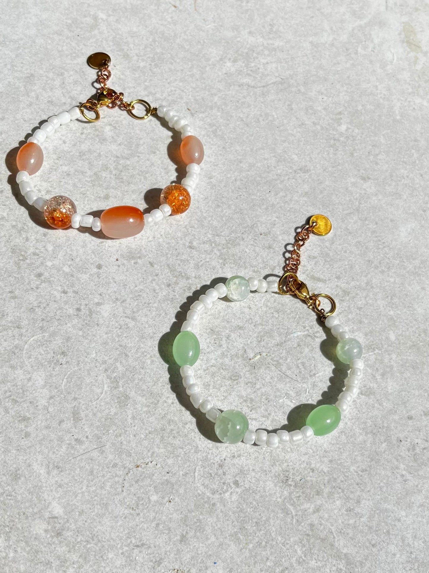 Pulsera de abalorios en blanco disponible en verde o en naranja.