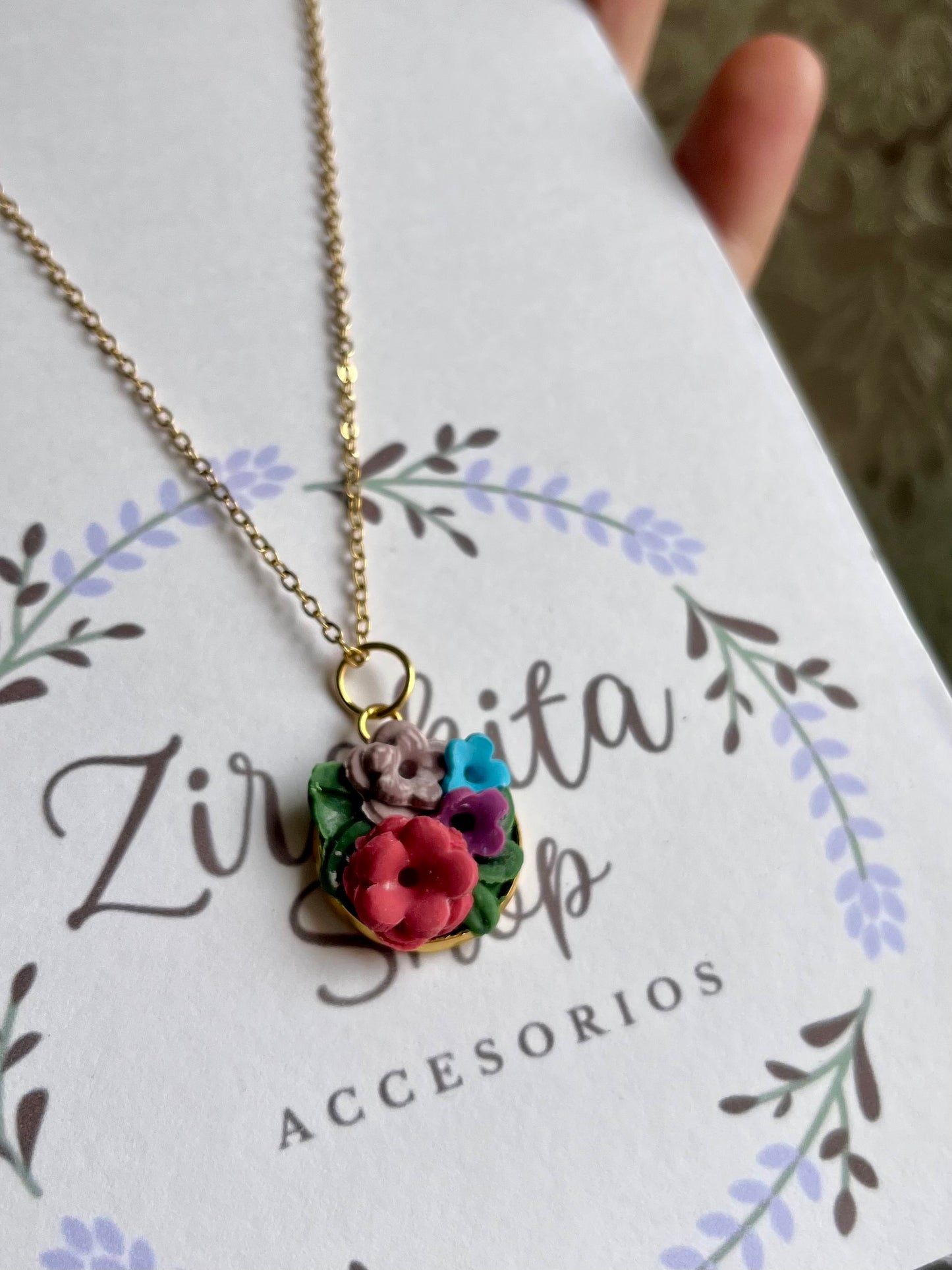 Collar con flores de arcilla polimerica y cadena dorada