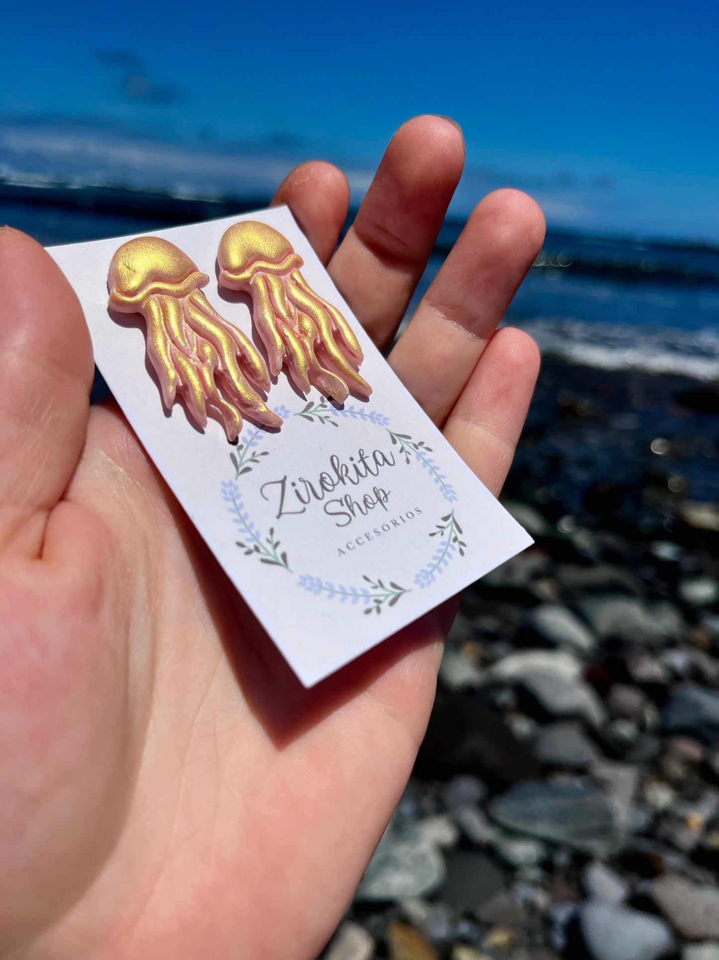 Hermosos pendientes de medusas hechas de arcilla polimerica dorada brillante.