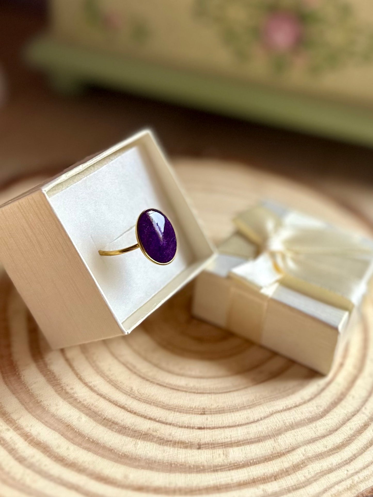 Anillo morado en dorado