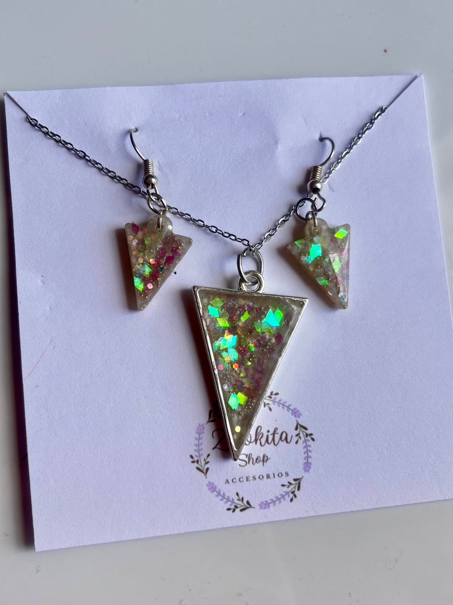 Conjunto de collar y pendientes de resina triangulos plateados brillantes