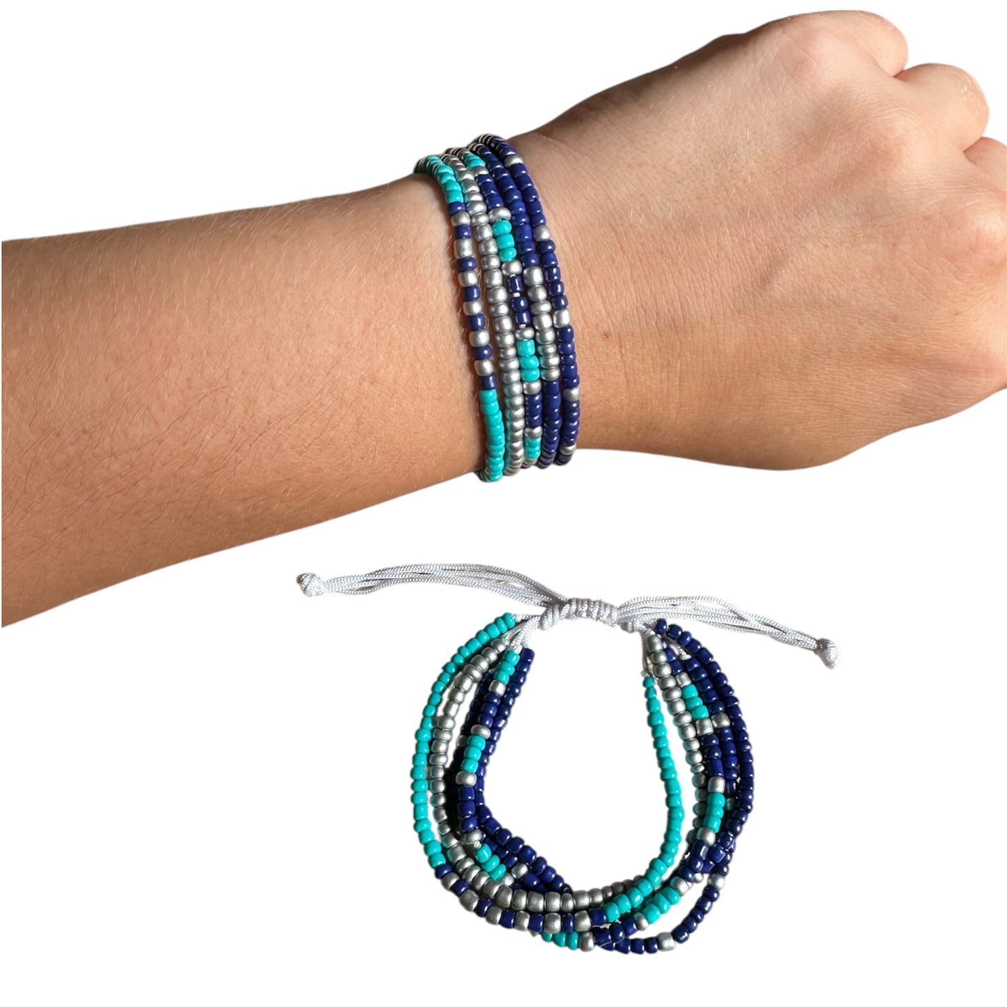 Pulsera con abalorios de colores y nudo corredizo.