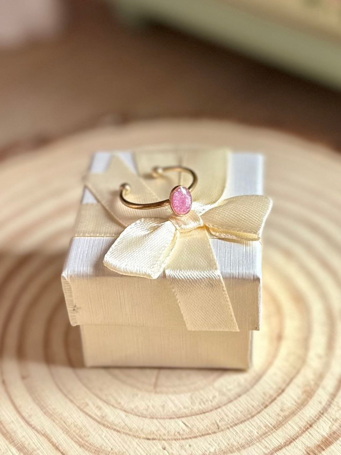 Anillo pequeño rosa claro en dorado