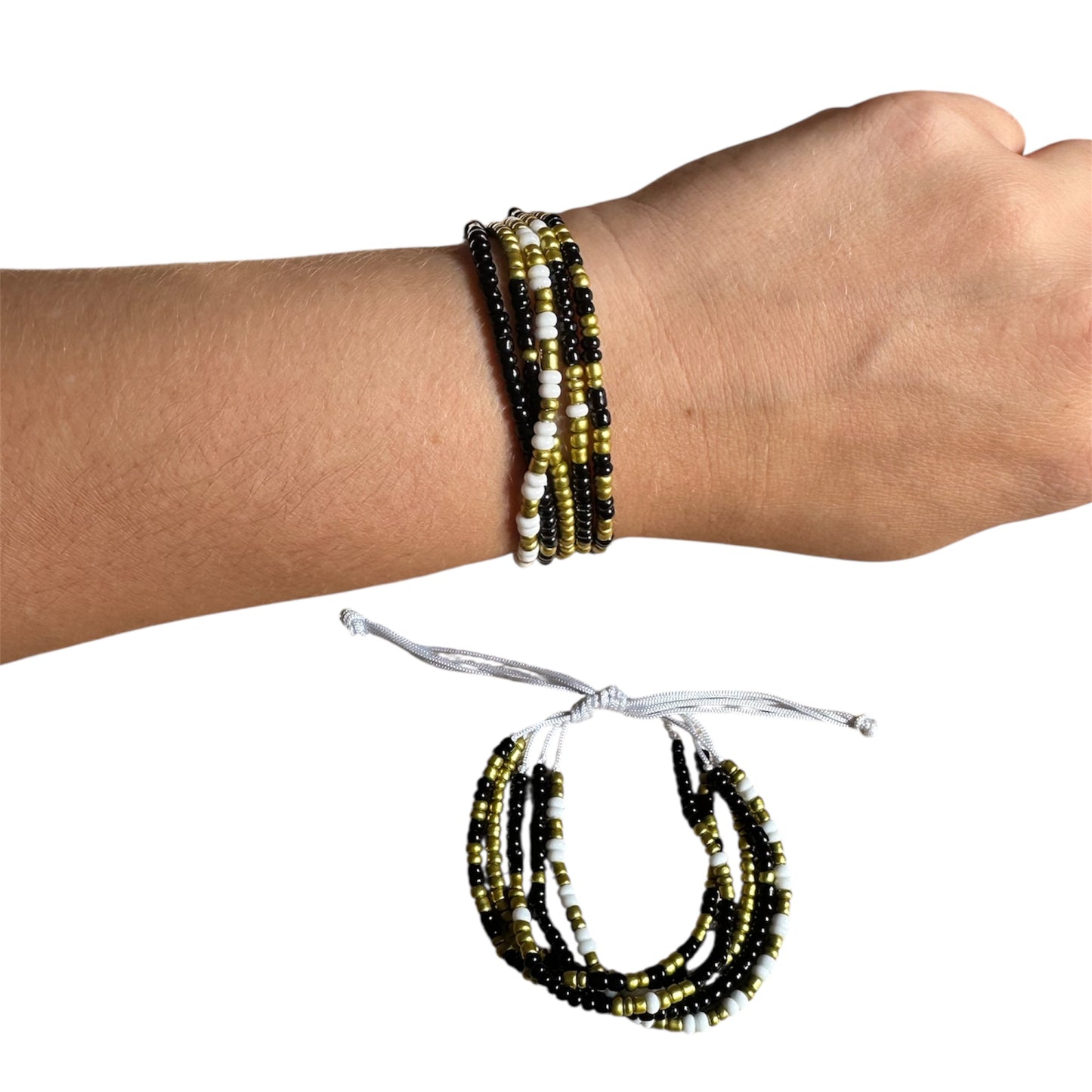 Pulsera con abalorios de colores y nudo corredizo.