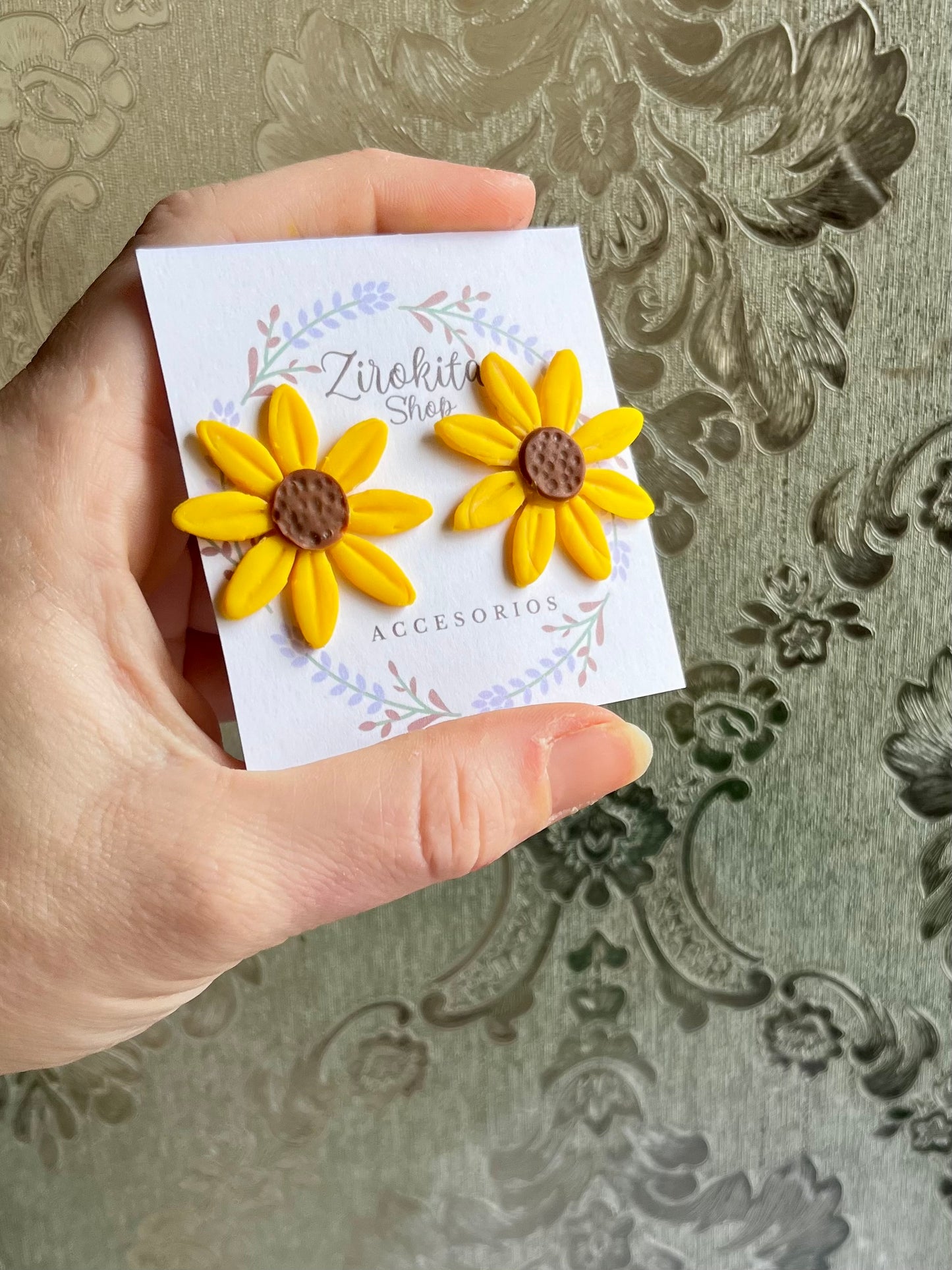 Pendientes de flores de girasol de arcilla polimerica.