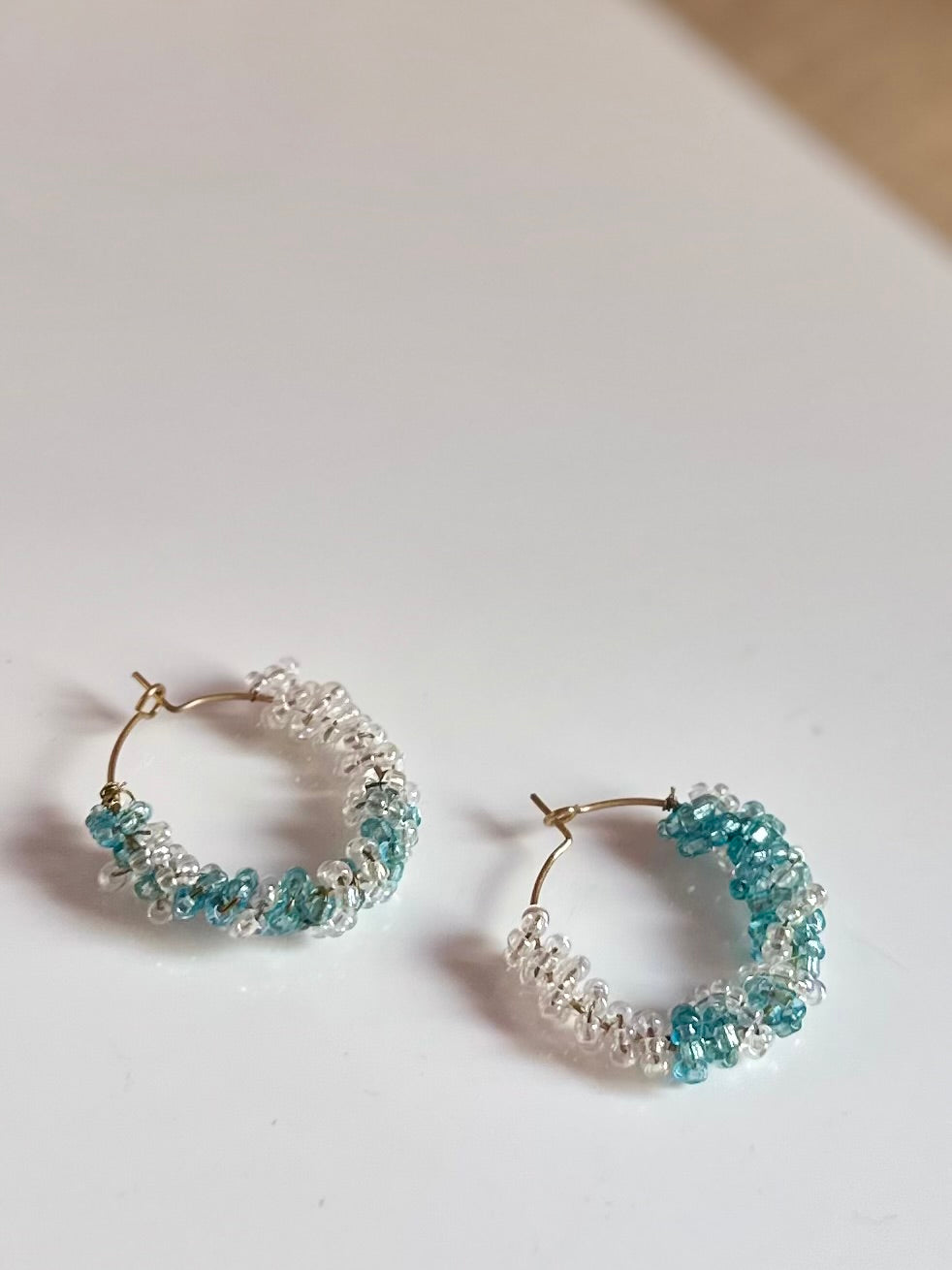 Aretes medianos de abalorios