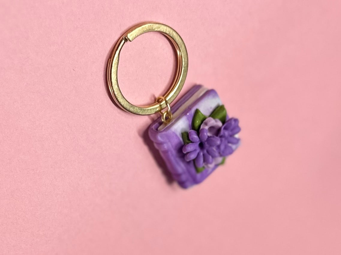 Llavero de libro lila y flores lilas
