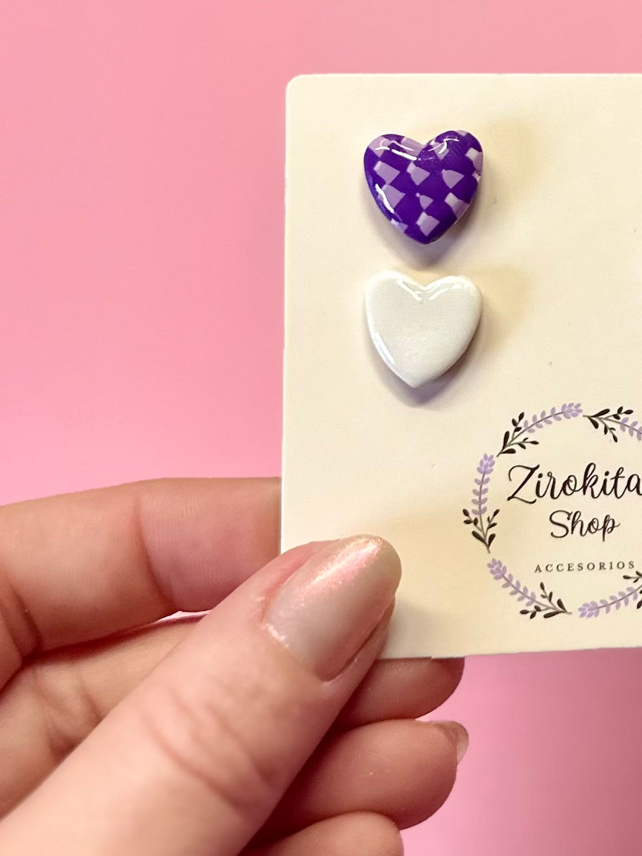 Pack de dos pendientes de corazón blanco y estampado lila.