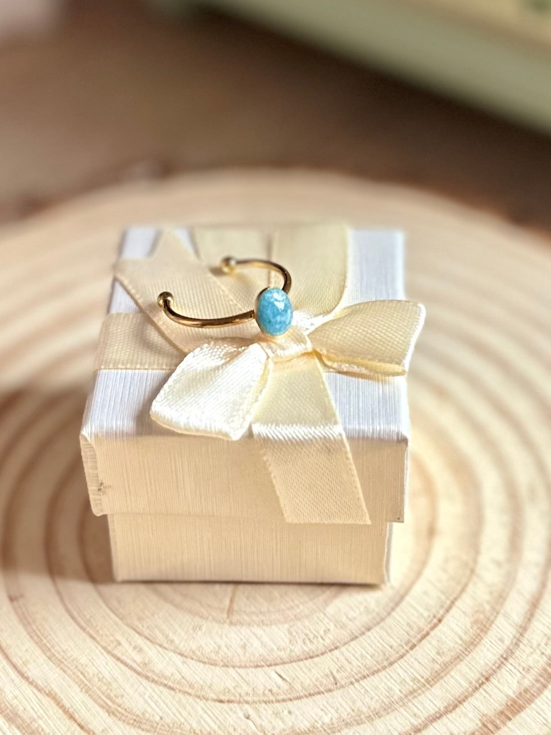 Anillo pequeño celeste en dorado