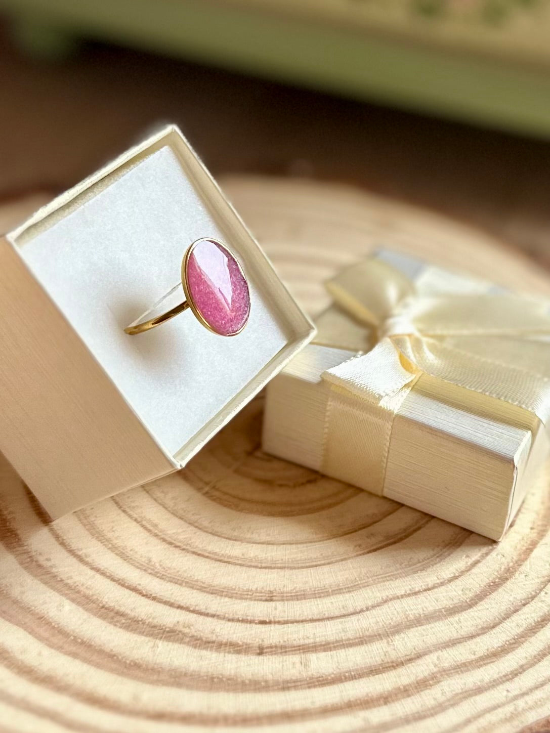 Anillo rosa claro en dorado