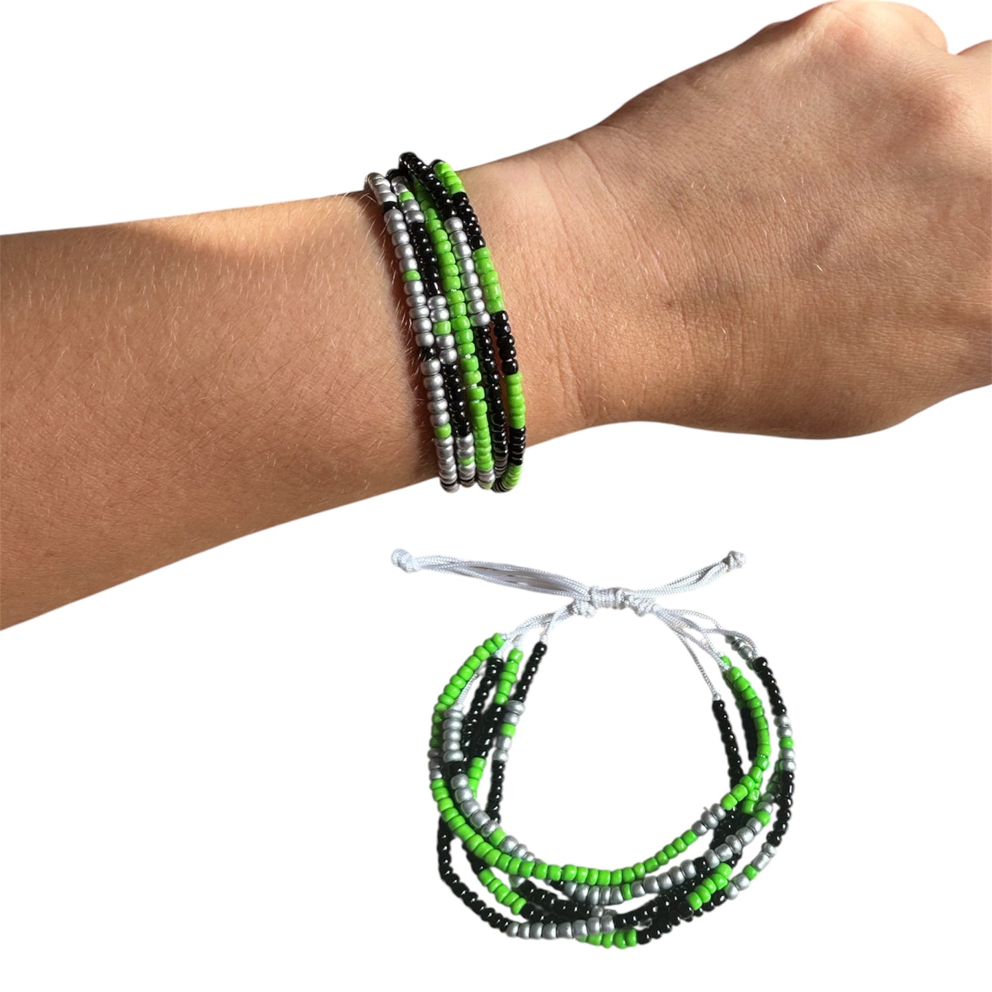Pulsera con abalorios de colores y nudo corredizo.