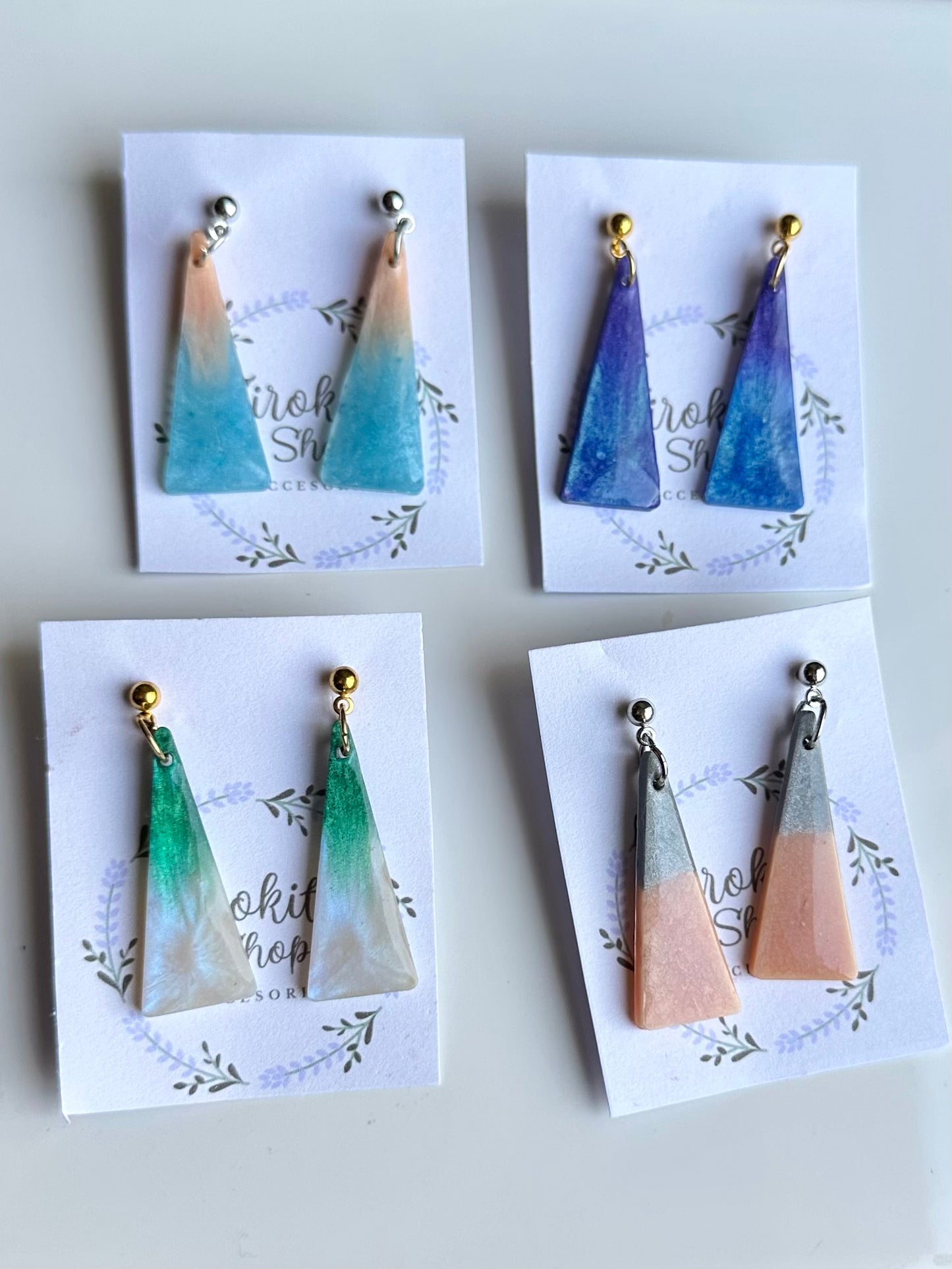 Pendientes geométricos de resina con colores degradados.