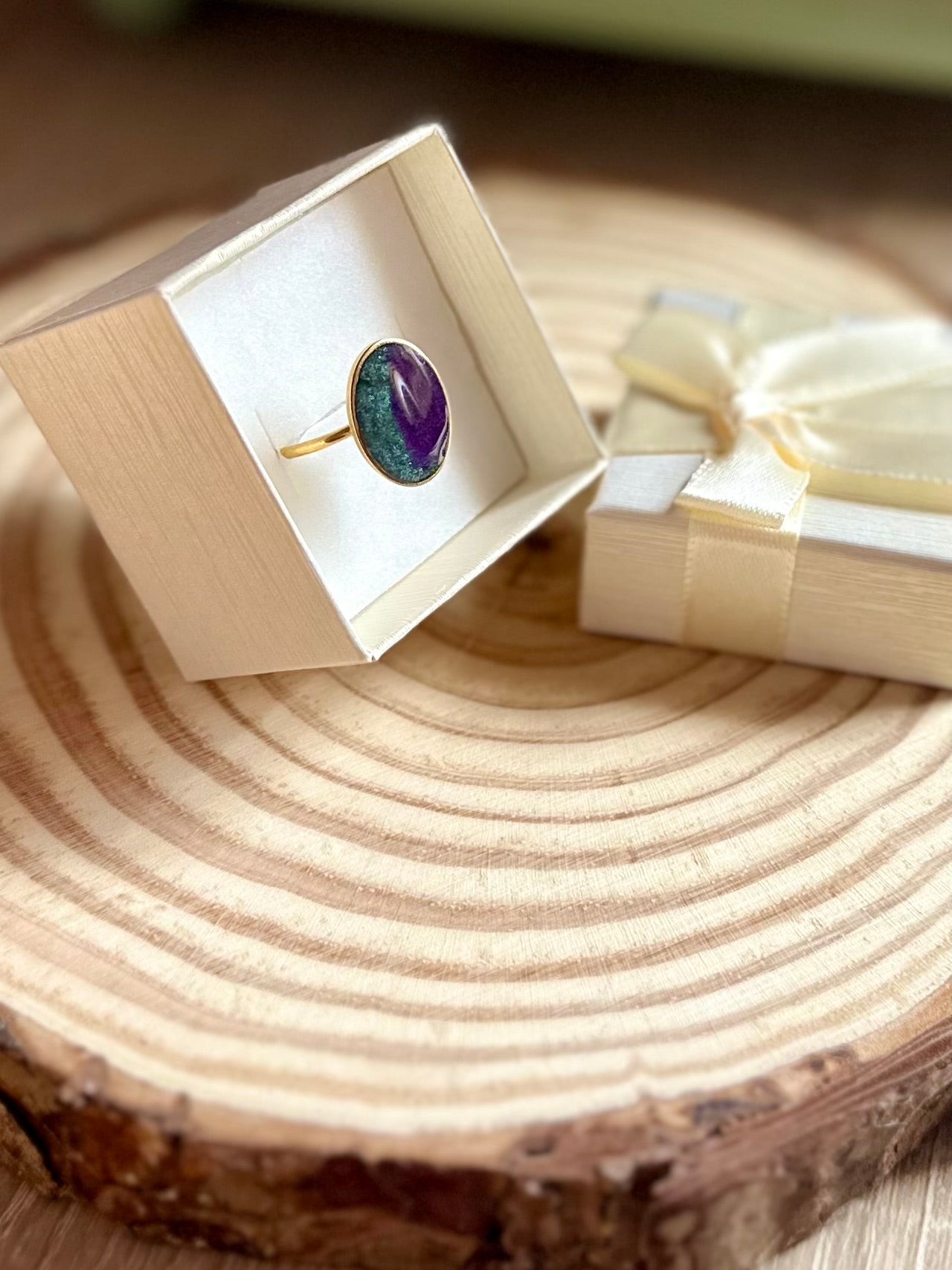 Anillo verde y morado en dorado