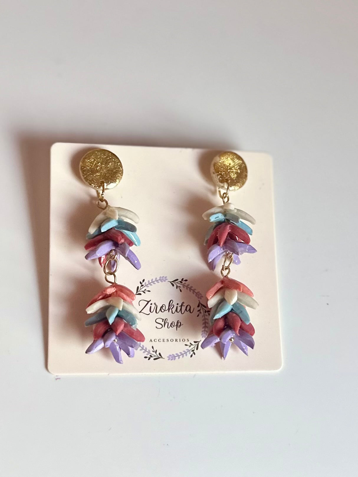 Pendientes de flores colgando