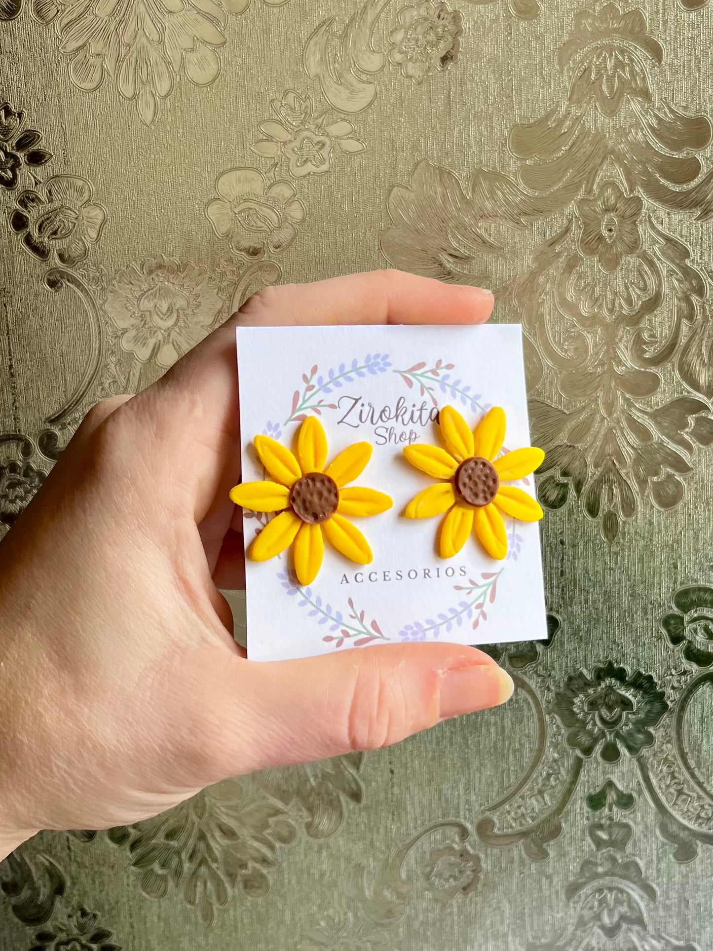 Pendientes de flores de girasol de arcilla polimerica.