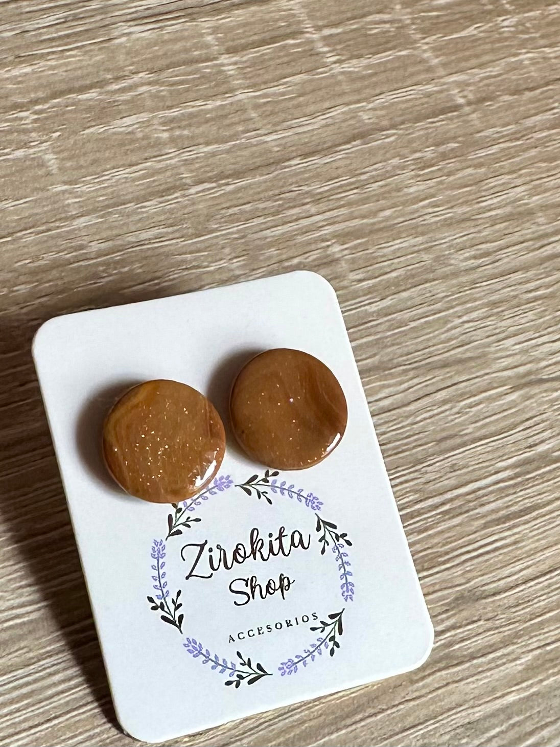 Pendientes pequeños de arcilla polimerica estampado marrón brillante.