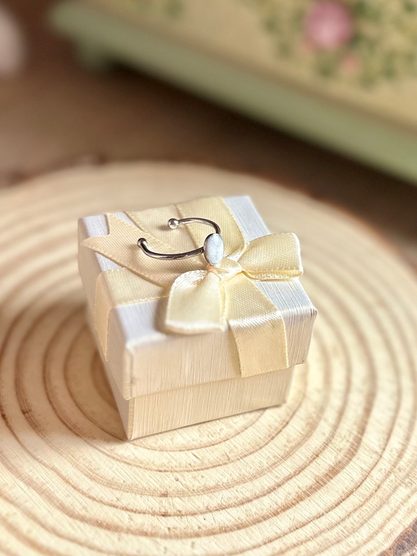 Anillo pequeño blanco en plateado