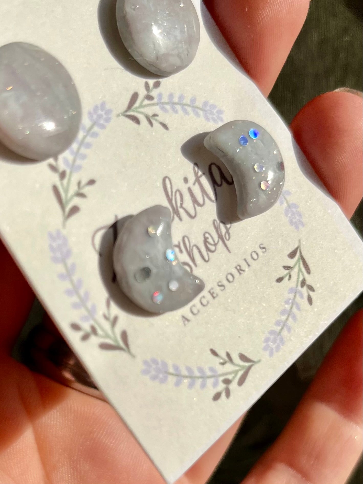 Pack de dos pendientes pequeños de lunas hechas de arcilla polimerica