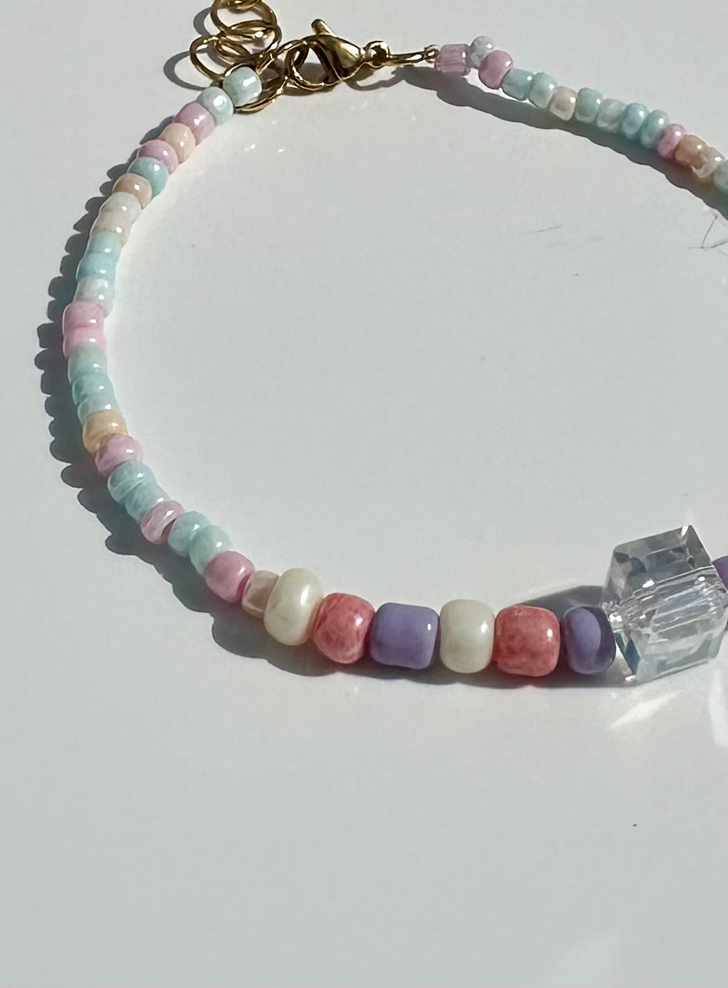 Pulsera de abalorios de colores y cristal cuadrado.