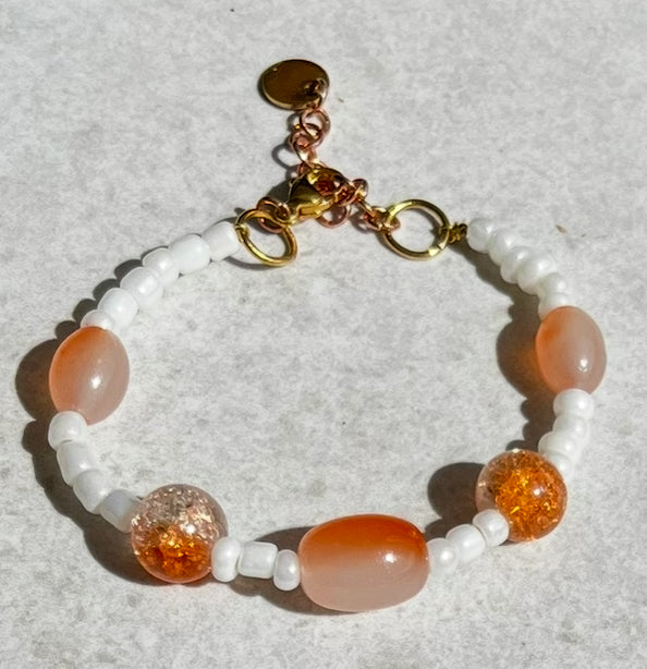 Pulsera de abalorios en blanco disponible en verde o en naranja.