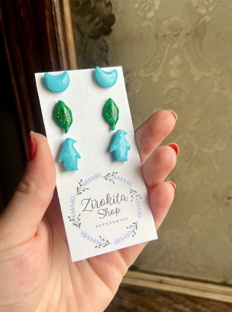 Kit/pack de tres pares de pendientes hechos con arcilla polimérica azules y verdes, acero inoxidable.