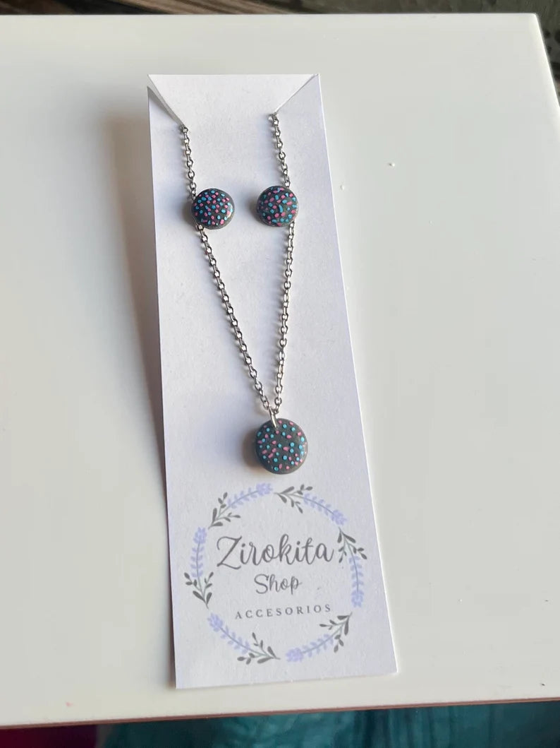 Conjunto de pendientes y collar en plata, diseño con arcilla polimerica y resina.