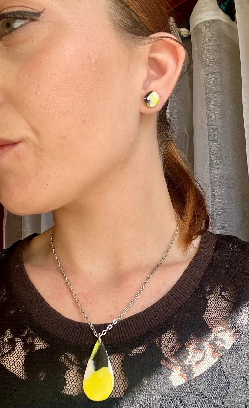 Conjunto ROAR de pendientes y collar en plata, diseño con arcilla polimerica y resina.