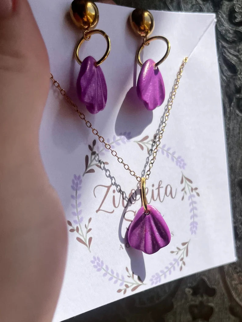 Conjunto de pendientes y collar con abalorios hechos en arcilla polimerica y accesorios en dorado.
