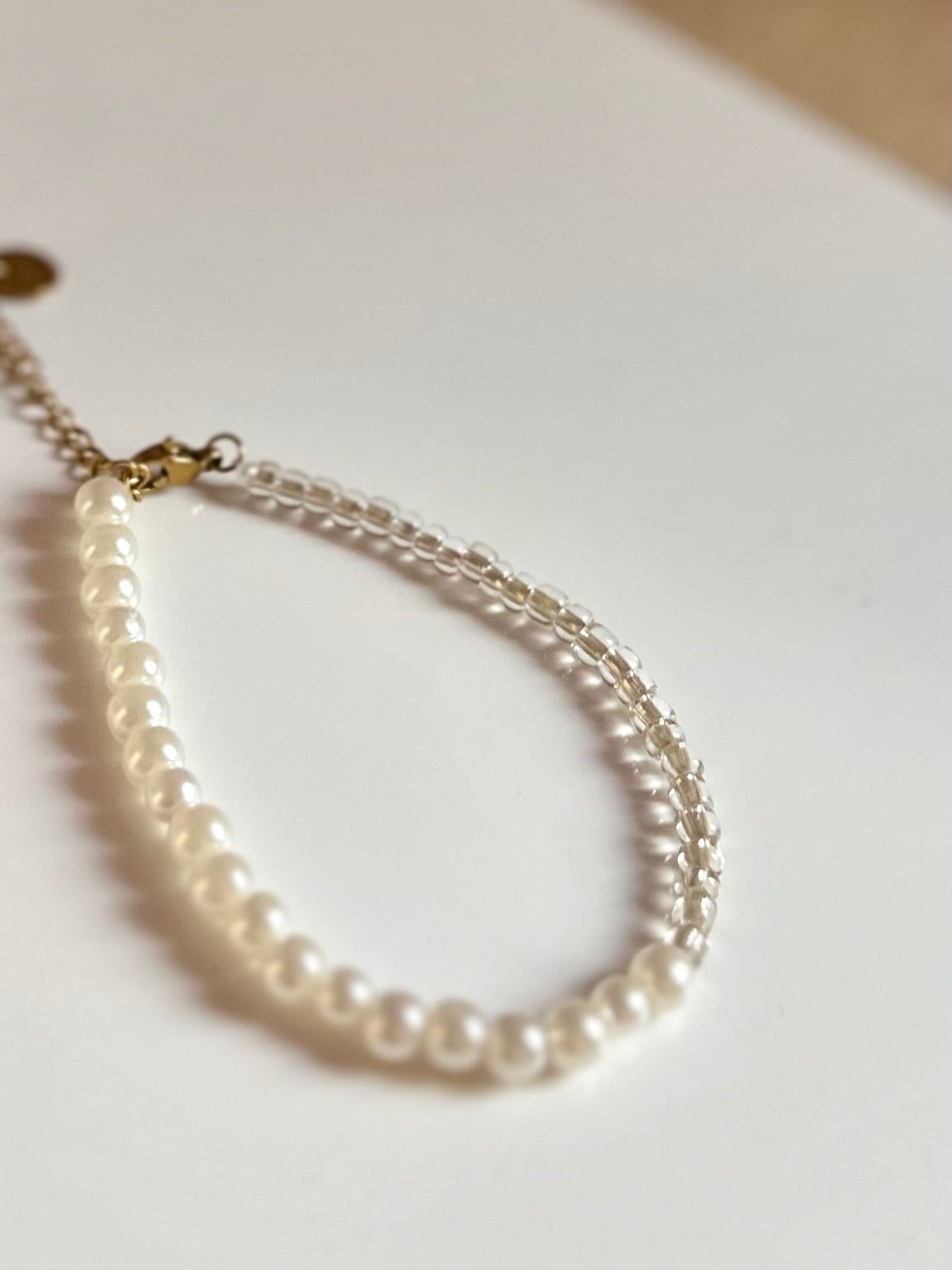 Pulsera en plateado con perlas blancas y abalorios transparentes